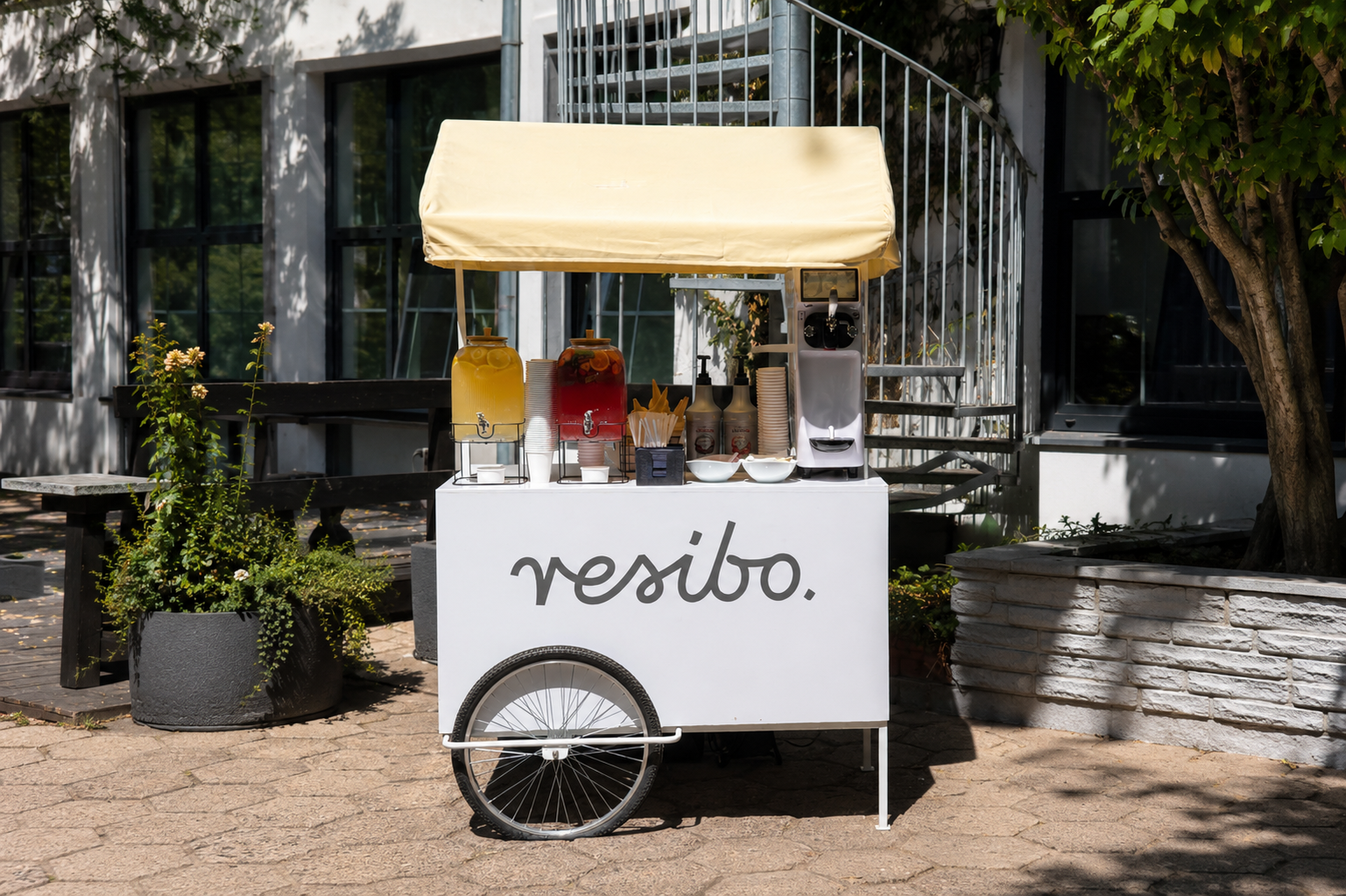 Mobile ice cream and lemonade stand at a Resibo brand event